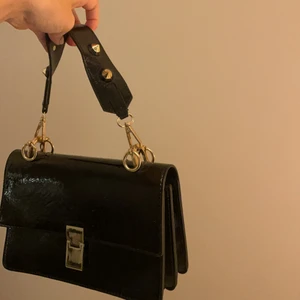 Perfekt miniväska för ex skolan🪄 - Svart väska med guldiga detaljer! Säljs pga köpt ny väska🖤 De långa banden är avtagbara och den är i nyskick😎