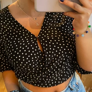 Blus - Säljer denna snygga blusen från hollister då den ej passar mig längre. Använd ytterst sparsamt och är i bra skick. Den har även en knapp om man vill ha större urringning. 