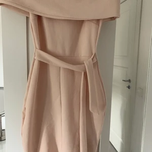 Klänning - Jättefin klänning, off shoulders som går att knyta med slits i mitten. Går till knäna 