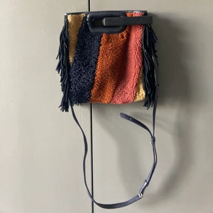 Maje väska - Så fin maje väska jag köpt av en tjej här på plick! Har ett litet slitage i materialet (se sista bilden)💞. Säljer då den inte riktigt är min stil:) Den är inte i den lilla modellen utan den större!!