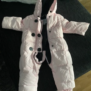 Livly overall - Säljer en livly overall strl 1-3 mån. Fint skick! Håller sig varm.