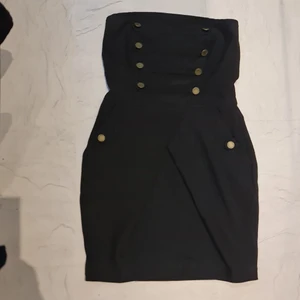 Klänning  - Svart klänning endast använd en gång. Spårbar frakt + 66kr.