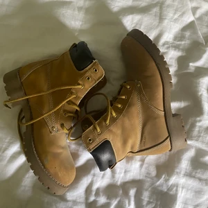 Fodrade kängor från linear  - Fodrade kängor från linear, med snörning. Väldigt bra kvalite.dock syns det att dem är användb på några ställen, några slitningar. Skriv för frågor eller fler bilder💕💕