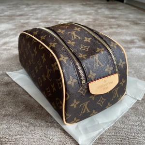 Luis Vuitton necessär OBS! REPLICA  - Säljer min Luis vuitton toiletry bag . Obs replica! Får ej säljas vidare som äkta.                                                                       Mått längd 30 cm höjd 14cm  bredd 16cm