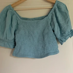 Söt topp - Söt blå topp i stretchigt material med puffärmar 💙 Lite croppad så den passar jättebra till lågmidjade jeans t.ex! 