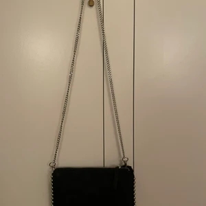 Snygg väska!!  - Säljer min väska ifrån zara! Supersnygg och passar till allt😍 super fint skick! Nypris 399kr💕 Buda i kommentarerna!