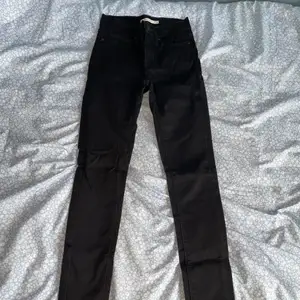 Svarta Levi’s slimming jeans i storlek 24, knappt använda. 