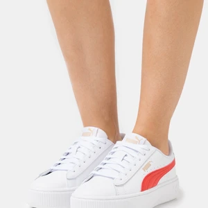 PUMA - VIKKI STACKED - Helt oanvända sneakers från Puma. Storlek 42.