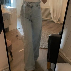 Jeans - Säljer dessa jeans liknande jeansen på andra och tredje bilden, som är lånade. Köparen står för frakt på 66