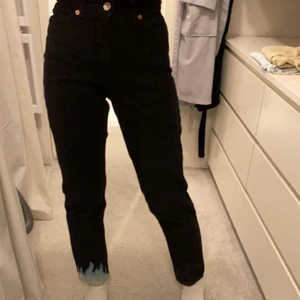 Svarta jeans - Svin coola svarta jeans med flammor på som är från monki, storlek 24💕💕