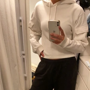 Hoodie - Vit hoodie med fickor på ärmarna, storlek xs, från weekday🤩
