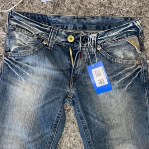 Lågmidjade jeans - Säljer detta Reepalu lågmidjade jeans! Helt oanvända då dom var för små för mig! Köparen står för frakt på 66