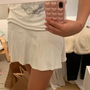 Vit tyg kjol - Stretchig vit kjol från cubus 