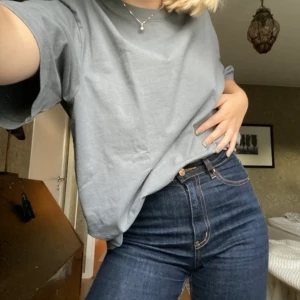 Mörkblå jeans - Från Carin Wester! Bra skick! Använda en del pga mina favoritbyxor, som tyvärr blivit lite tajta i midjan :( Jag är 162 och de når nästan ner till marken (bild 3) ❣️ skriv gärna privatmeddelande om du har frågor osv
