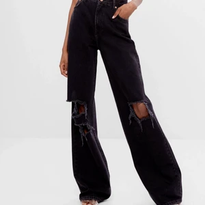 Vida svarta jeans - Snyggaste vida jeansen från bershka, tyvärr passar dom inte helt 100 på mig så säljer dom. Går till fötterna på mig som är 160. Använda två gånger och helt i nyskick (köpta för 400), är fler intresserade blir det budgivning. Köpare står för frakt men kan också mötas upp i Lund eller Jönköping🤎🤎 Fler bilder kan fås privat✨✨