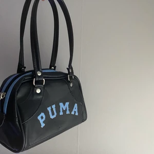 Handväska - Snygg handväska ifrån puma i skinliknakde material. Väskan är inte för liten utan får plats med det viktigaste.  Skriv privat för mer bilder!