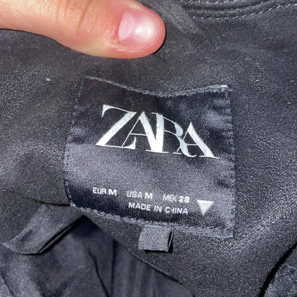 Super fin jacka från Zara, som tyvärr måste säljas då jag inte får användning av den. Jackan är i ett mocka liknande material. Storlek M perfekt nu till hösten verkligen . Jackor.