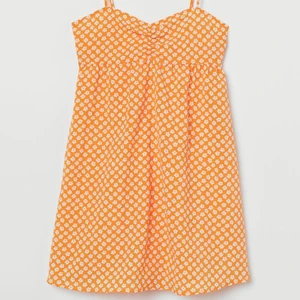 Orange klänning! - Söt kort klänning från hm! Använd endast en gång! Storlek 38 men passar mindre❤️‍🔥