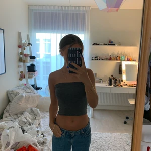 Grå topp med olika varianter - Grå t shirt som går att vika till en tub topp! Så fin och smart att ha året om! Knappt använd, något genomskinlig 