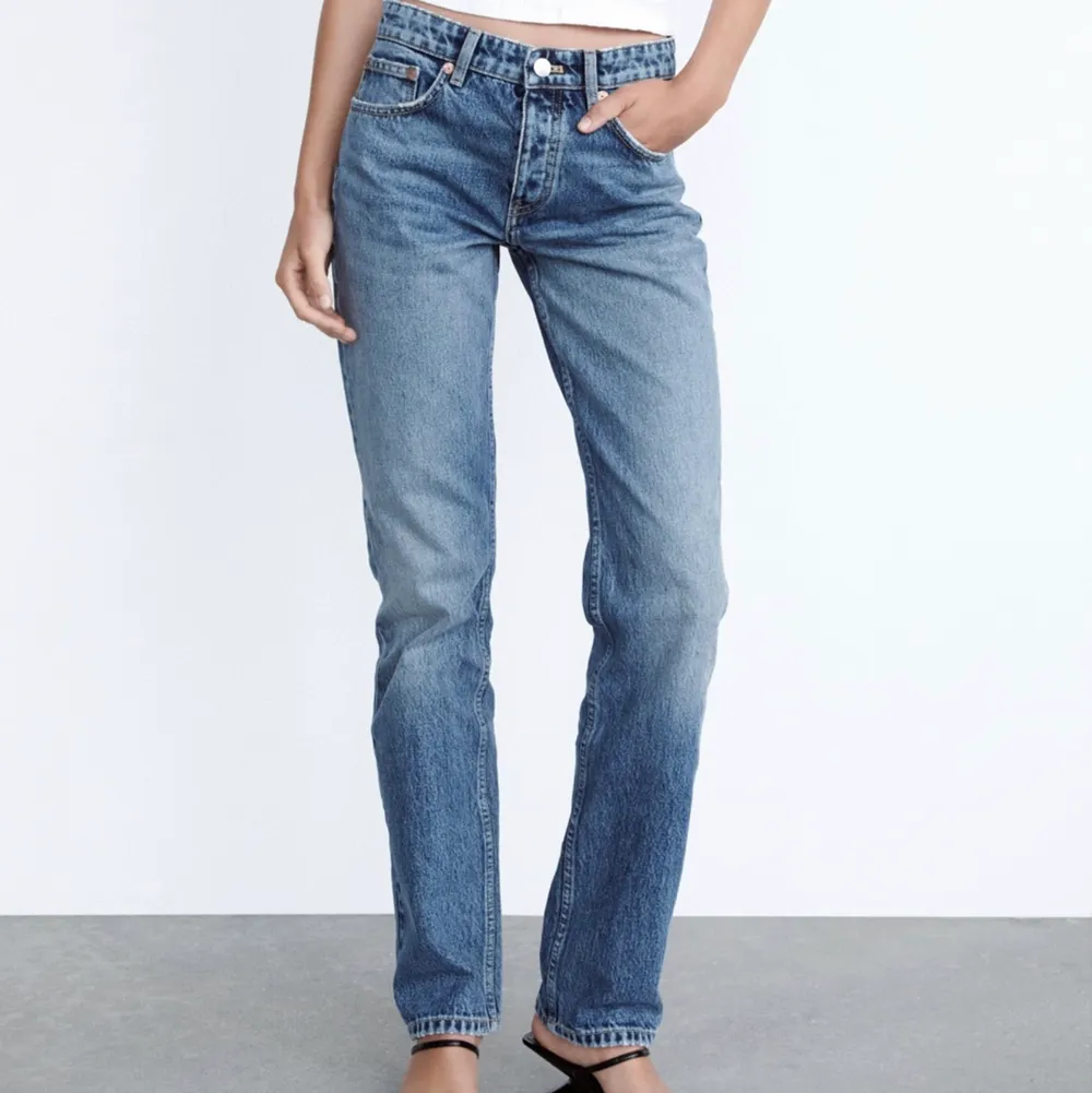 Kollar intresse på dessa helt nya slutsålda jeans från Zara, modell midrise straight leg full length. Säljer endast för bra bud, BUD PÅ 400kr. Jeans & Byxor.