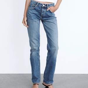 Kollar intresse på dessa helt nya slutsålda jeans från Zara, modell midrise straight leg full length. Säljer endast för bra bud, BUD PÅ 400kr