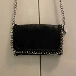 Väska - Säljer min superfina väska från Tiamo i superbra skick. Kommer med tygpåse som hör till. Längd: 20cm, Höjd: 13cm. Köparen står för frakten. Budgivning vid flera intresserade. 