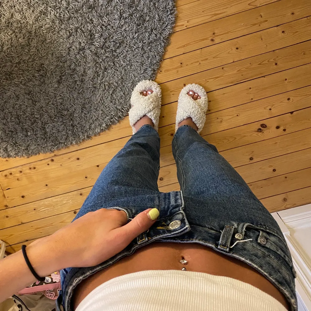 Tänkte sälja min ursnygga voyagejeans ifrån weekday i en storlek 24/30🤍 ÄLSKAR färgen och passformen på dem men kommer tyvärr inte till använding!💛 köp direkt:400kr eller budgivning ifrån 200kr😘. Jeans & Byxor.