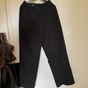 Kostymbyxor  - Långa svarta raka kostymbyxor 