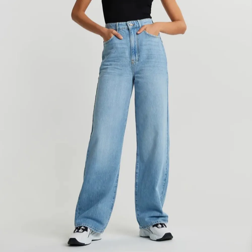 Idun wide jeans från Gina tricot. I väldigt bra skick. Köparen står för frakt.. Jeans & Byxor.