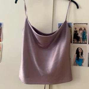Lila side / silke topp  - Lila silkes topp från standivaius. Knappt använd. Jättefint material och jättefin passform!! Hur snygg som helst! 💜