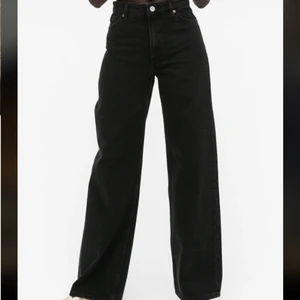 Svarta Jeans  - Säljer mina snygga svarta jeans ifrån monki(modellen Yoko) 🖤