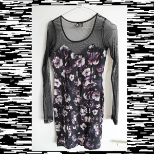 Mesh-body con klänning - Otroligt fin bodycon klänning med mesh-överdel och mönster av döskallar och blommor. 🖤🌸