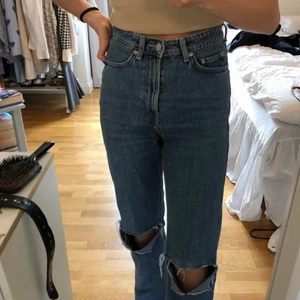 Straight jeans, with slits - (Lånad bild) storlek 32 (xs) använder aldrig dom så de är bättre att dom kommer till någon som använder dom💓.  Dom sitter jätte fint i rumpan och vid låren och har slits längst ner❤️ hål vid knäna🌸
