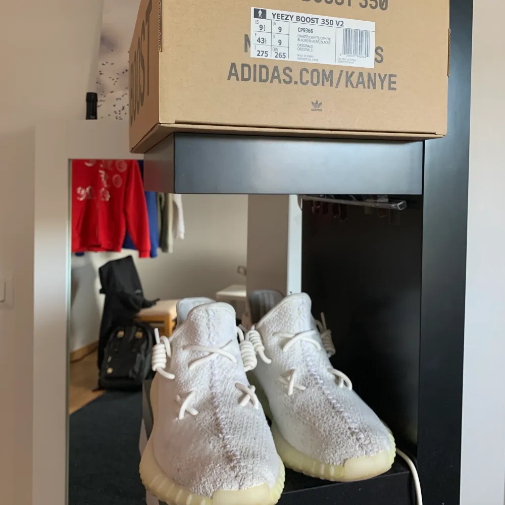 Säljer mina fina yeezys som köptes 2018 på drop för 2200kr.☀️ Jag skulle säga att cond på översidan är 9/10 och undersidan är 8/10 (smuts som är svår att få bort men inga slitningar).😊 Tveka inte på att fråga om fler bilder osv! 💿✨. Skor.