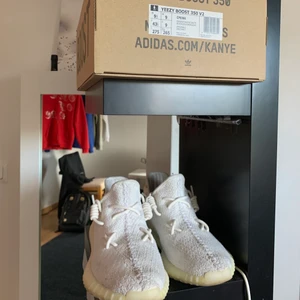 Adidas yeezy cream/triple white 43 1/3 - Säljer mina fina yeezys som köptes 2018 på drop för 2200kr.☀️ Jag skulle säga att cond på översidan är 9/10 och undersidan är 8/10 (smuts som är svår att få bort men inga slitningar).😊 Tveka inte på att fråga om fler bilder osv! 💿✨