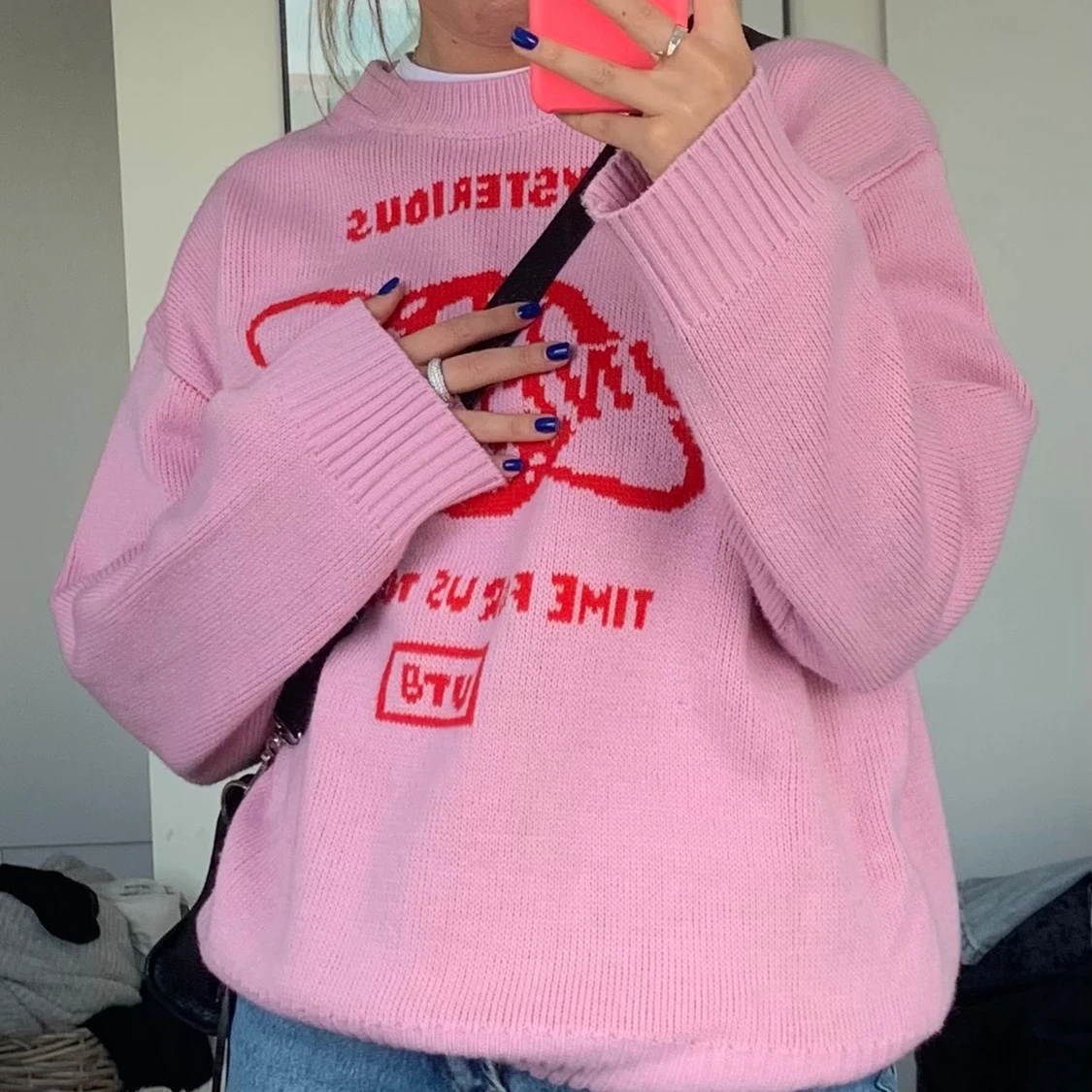 Rosa stickad tröja med röda detaljer
