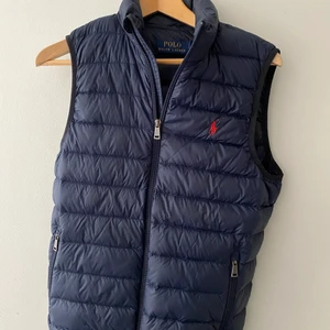 Mörkblå Ralph Lauren väst  - En mörkblå Ralph Lauren väst som är i mycket bra skick och knappt använd. Fickor med dragkedja och den har även en innerficka utan dragkedja💕