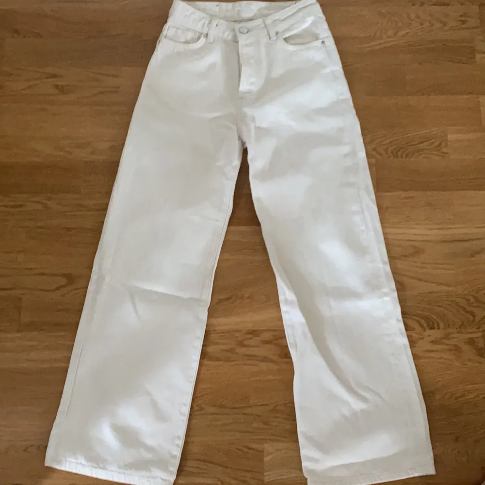 Säljer dessa jätte fina Bik Bok jeansen i stl 26 dom är beige/vita och i nyskick och använda ett fåtal gånger. Säljer eftersom dom har blivit för små. Köptes för 599kr (köparen står för frakt). Jeans & Byxor.