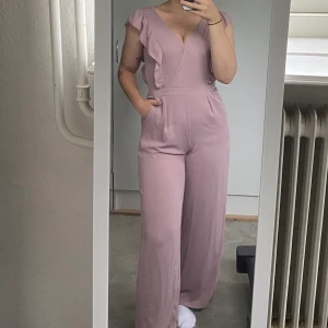 Festlig jumpsuit från bikbok  - Gammelrosa jumpsuit från bikbok i storlek M. Superfint och mjukt tyg med fickor. Perfekt för lite festligare tillfällen. För referens är jag är 1,73 cm lång, har 40 i byxor och s/m topp✨
