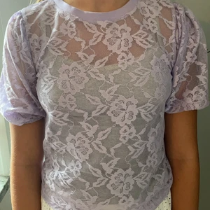 lila, blommig spetsblus från monki - urgullig lila spetsblus med fint blommönster!💜 strl xxs men sitter bra på xs-s också!💜 nästan aldrig använd och finns ej kvar på monki!💜 vet inte nypriset men jag säljer för 70kr+ frakt!💜 den säljs då den inte kommer till användning och inte längre är min stil!💜