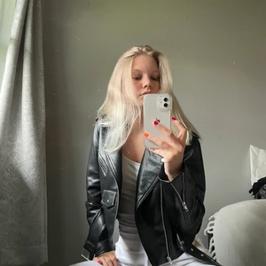 Skinnjakke bikbok - Ubrukt skinnjakke fra Bikbok🤍