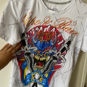 Rhinestone t shirt - Jätte cool grafisk t shirt med rhinestones som påminner jätte mycket om ed hardy ❤️ den har tryck på ryggen också (andra bilden) Priset är plus frakt och är många intresserade blir det budgivning 🤍 