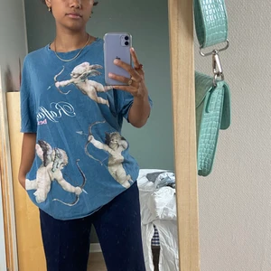 Oversized t-shirt med tryck - En blå ascool t-shirt med tryck. Storlek M och sitter oversize✌🏽✌🏽🕺🏼🕺🏼🕺🏼🕺🏼