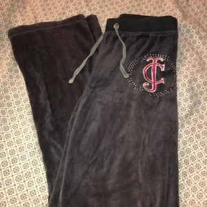 Juicy Couture byxor - Säljer dessa byxorna från Juicy Couture i storlek M, men skulle mer säga att det är en XS. Dem är i en grå färg och är begagnade men fina i skicket. Säljer för 220 inkl frakten😊 OBS!! Det finns en liten vit fläck på benet där det råkat komma målarfärg som inte går bort, därav priset!