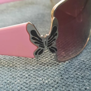 Butterfly sunglasses  - De coolaste solglasögonen med fjärilar på sidan. Frakt: 24 kr