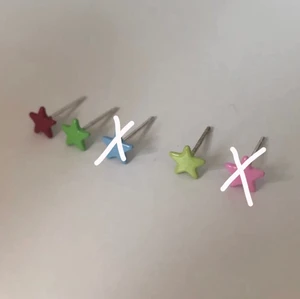Örhängen stjärnor - Fina örhängen formade som stjärnor i olika färger. Säljes styckvis, alltså ett örhänge. Ploppar ingår såklart fast dem ej är med i bilden😌 blå och rosa är sålda.