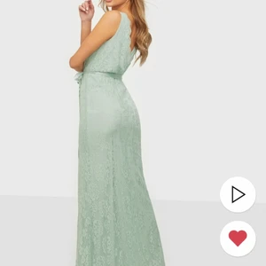 Nly eve balklänning spets mintgrön XL - Använd en gång. Färgen är off på sista bilden,den stämmer överens med de lånade bilderna. Passar till en strl 42/44. Nypris 799:-. Frakt 66:- spårbart!