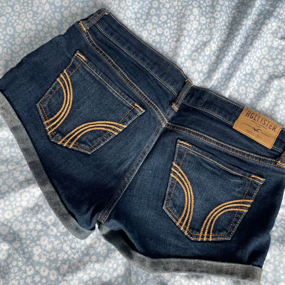 Mörkblå Hollister jeansshorts i storlek 25, i fint skick. . Shorts.