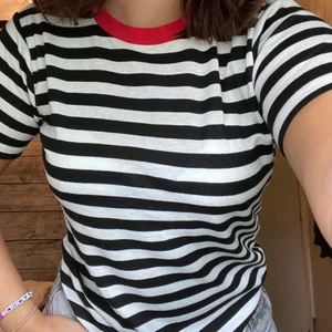 T-shirt  - Randig T-shirt i fint skick. För mer information skriv ett meddelande <3