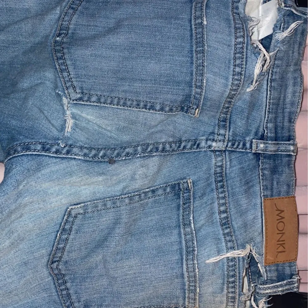 Skit snygga håliga jeans från monki, hål på båda knäna och på baksidan, storleken står på sista bilden. Jeans & Byxor.